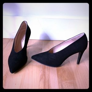 NWT Brenda Zaro Black Suede Pumps.
